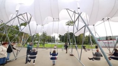 Moskova - Eyl 22, 2015: Yaz günü hızıyla Park Fuar insanlar