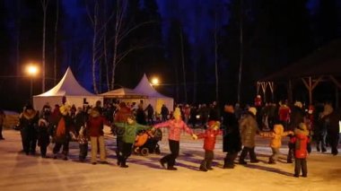 Lechischevo, Rusya Federasyonu - 22 Şubat 2015: yuvarlak tatil evi ve Hotel Avantel Club Istra Shrovetide sırasında insanlar