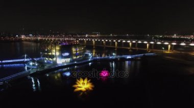 Seoul - 03 Kasım 2015: Işıklı modern karmaşık sonbahar gece Banpodaegyo ulaşım Köprüsü yakınlarında Hangang nehrinde. Havadan görünümü