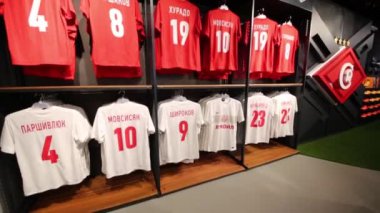 Moskova - 25 Aralık 2014: T-shirtler Spartak stadyumu dükkanda. Stadyum kapasitesi - 45 000 insanlar. Stadyum 2010-2018 yılında inşa edilmiş