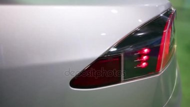 Stop lambası yanında yer alan elektrikli otomobil bağlantı noktası.