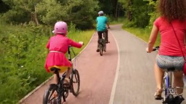 Bisiklet Park güneşli bir yaz iki çocuk anne