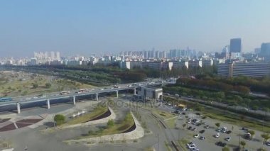 Cityscape taşıma trafik değişim Olimpiyat Otoban ve Banpodaegyo Köprüsü'nde sonbahar güneşli gün ile. Havadan görünümü