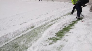 Moskova - 25 Aralık 2014: Spartak stadyumu alanında işçi Kaldır kar. 2018 Dünya Kupası'nda oynanan oyunlar için yeni stadyum nesneleri listesinde bulunduğunu