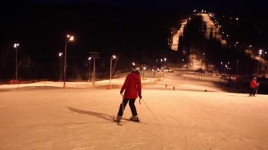 kış geceleri yamaç aşağı kadın kayakçı