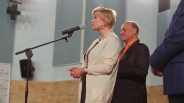 Moskova - 6 Nisan 2015: Vera Alentova VI online film festivali Dubl dva üzerinde sahne ve Vladimir Menshov yakınındaki konuşma konuşma. Kader Vera Alentova yakından Vladimir Menshov yaşamla iç içe olan.