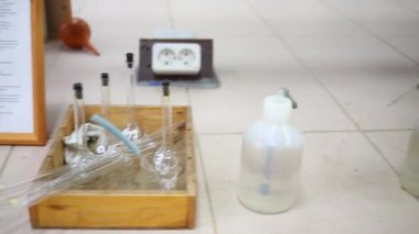 Aygıt için kimyasal analiz ve şişe üzerinde laboratuvar masasında