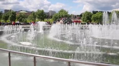 Moskova - 6 Haziran 2015: Büyük çeşme karmaşık ve kutlama yangın ve Kurtarma Servisi Tsaritsyno içinde etrafında insanlar. Tsaritsyno - bir en güzel ve gizemli Moskova'da yerleştirir.