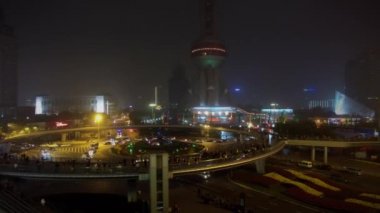 Shanghai - 07 Kasım 2015: Yayalar yürüyüş akşam Oriental Pearl Tv Tower yakınındaki taşıma trafikle dolambaçlı yukarıda yuvarlak Köprüsü tarafından. Havadan görünümü