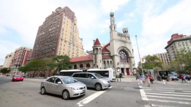 NYC, Amerika Birleşik Devletleri - 21 Ağustos 2014: İnsanlar 79-ilk Baptist Kilisesi karşı caddede çapraz.