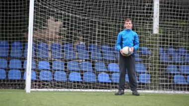 Moskova, Rusya - 2 Nisan 2015: Kapıda duran ve bir futbol topu atma çocukla (model sürüm) ve sonra onu yakalar