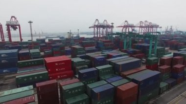 Shanghai - 07 Kasım 2015: Zhanghuabang konteyner Terminal sonbahar bulutlu gün. Havadan görünümü