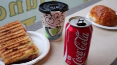 NYC, Amerika Birleşik Devletleri - 22 Ağustos 2014: Set kahvaltıda ürünlerin üzerinde on Broadway Zabars kafe barda.