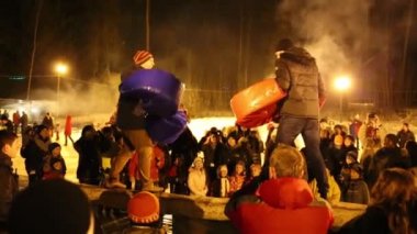 Lechischevo, Rusya Federasyonu - 22 Şubat 2015: İki adam oturum açma sırasında Shrovetide gece tatil evi ve Hotel Avantel Club Istra mücadele