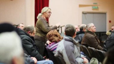 Moskova - 21 Ocak 2015: Kadın konuşuyor toplantısında taslağı Bogorodskoe başkanı alan sakinleri ile