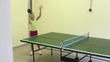 Kız ve erkek kardeşim oynarken ping pong yarışıyor