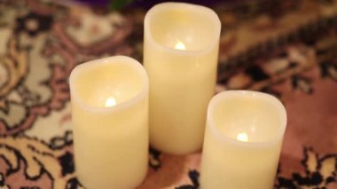 Üç büyük yanan mumlar Halı zemin üzerinde beyaz