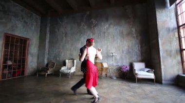 Retro odasında tango dans genç çiftinin yakın çekim