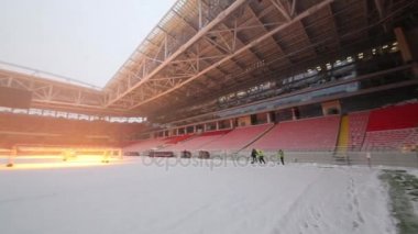 Moskova - 25 Aralık 2014: Spartak stadyumu kar yağışı sırasında. 2018 Dünya Kupası'nda oynanan oyunlar için yeni stadyum nesneleri listesinde bulunduğunu