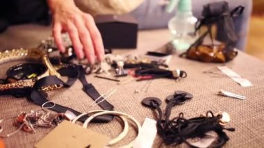 El fashionable takı yatağa alır. Görünümü kapatın
