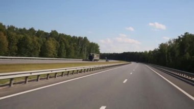 Yaz günü, yeşil orman arasında yolda araba hareket