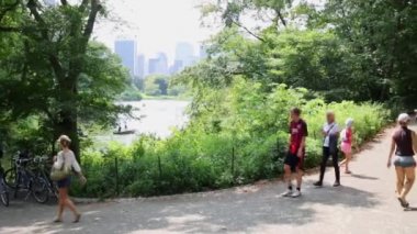 NYC, Amerika Birleşik Devletleri - 21 Ağustos 2014: Birçok kişi yürüyüş yolu New York Central Park içinde tarafından.
