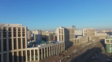 Araba trafik Caddesi Saharova Moscow City kış güneşli gün. Havadan görünümü