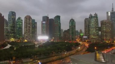 Shanghai - 06 Kasım 2015: Cityscape gökdelenler sonbahar akşam arasında Lujiazui Park ile. Havadan görünümü