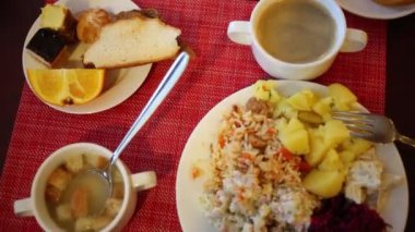 Kupa, patates ve pilav, ekmek ve tatlılar masada çorba