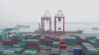 Shanghai - 07 Kasım 2015: Kalemizi Zhanghuabang konteyner Terminal Hanghan shore Nehri üzerinde teknede yüklenmesini sonbahar bulutlu gün. Havadan görünümü