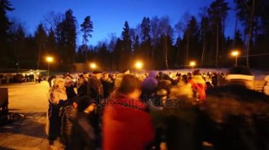 Lechischevo, Rusya Federasyonu - 22 Şubat 2015: İnsanlar Shrovetide sırasında tatil evi ve Hotel Avantel Club Istra iyi eğlenceler