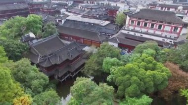 Shanghai - 06 Kasım 2015: Ulusal tarzı binalar ve Yuyuan bahçesindeki gölette sonbahar günü. Havadan görünümü