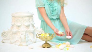 Eller ve ayaklar tatlılar beyaz yerde tutan kadın