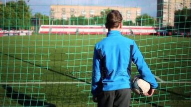 Bir futbol topu tutarak ve net üzerinden futbol sahasının arıyorum çocuk
