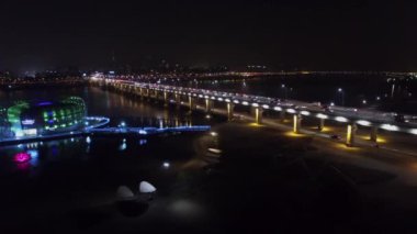 Seoul - 03 Kasım 2015: Banpo köprüsüyle taşıma trafik ve sonbahar gece oturdu su üzerinde bina. Havadan görünümü