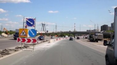 Yol ve Moskova'da Üstgeçit inşaatı arabaları