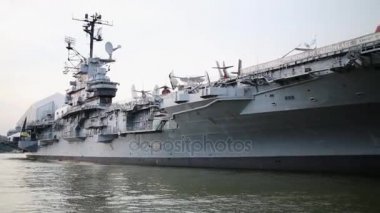 NYC, Amerika Birleşik Devletleri - 22 Ağustos 2014: uçak gemisi Uss Intrepid deniz, hava ve Uzay Müzesi gemiye New York'ta Hudson Nehri üzerinde.