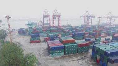 Shanghai - 07 Kasım 2015: Kalemizi Zhanghuabang konteyner Terminal gemide bulutlu gün sahil Hanghan Nehri üzerinde uzun boylu Vinçler ile. Havadan görünümü