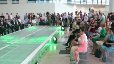 Moskova, Rusya - 9 Temmuz 2015: Seyirci ve moda sonra gazeteciler Dme pist Domodedovo havaalanında göster