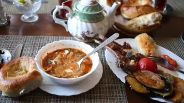 El kemik plaka koyar ve kavrulmuş et başka bir parça alın.