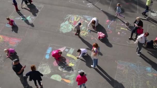 Moskou Jun 2015 Bovenaanzicht Van Kinderen Ouders Tekenen Met Krijt — Stockvideo