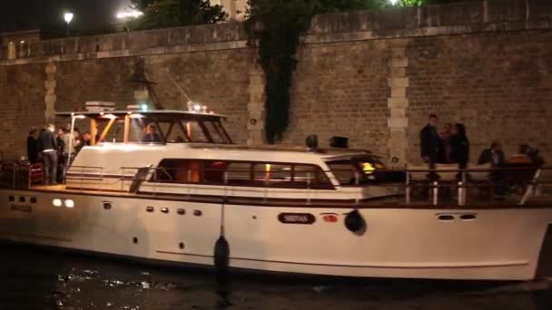 フランス 2014 フランス セーヌ川川の観光クルーズ船 川のクルーズは セーヌ川の堤防のすぐ近く パリの観光スポットを参照してくださいする機会を提供します — ストック動画