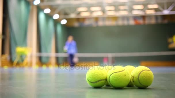 テニスと焦点が合っていない人々 を訓練のための黄色のボール — ストック動画