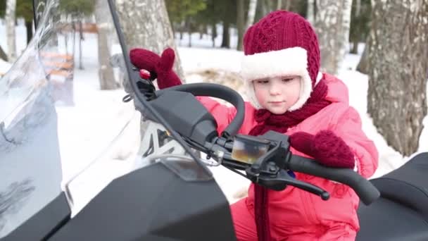 Menina Bonita Senta Moto Neve Dia Inverno — Vídeo de Stock