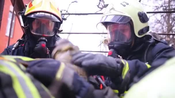 Feuerwehrleute üben die Rettung eines verletzten Mannes aus dem nordöstlichen Landkreis) — Stockvideo