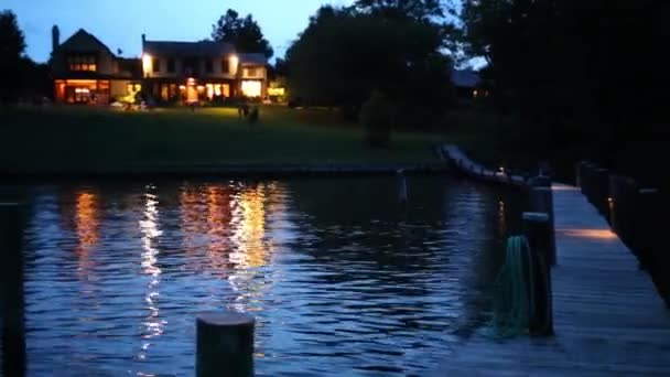 Muelle Madera Lago Con Casa Campo Costa Por Noche — Vídeo de stock