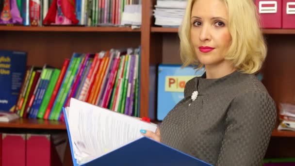 Moscow Federacja Rosyjska Kwietnia 2015 Kobieta Zamyka Katalog Dokumentów Obok — Wideo stockowe