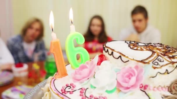 Las Manos Sostienen Pastel Cumpleaños Cinco Adolescentes Fuera Foco — Vídeo de stock