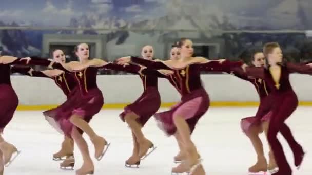 Moskva Duben 2015 Tým Červené Šaty Provést Synchronizované Krasobruslení Mistrovství — Stock video