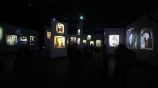Москва Февраля 2015 Года Многие Люди Смотрят Мультимедийную Выставку Великие — стоковое видео